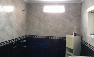Casa en venta - 4 Dormitorios 4 Baños - Cochera - 320Mts2 - Lomas de Zamora