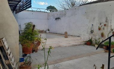 Casa en venta - 4 Dormitorios 4 Baños - Cochera - 320Mts2 - Lomas de Zamora