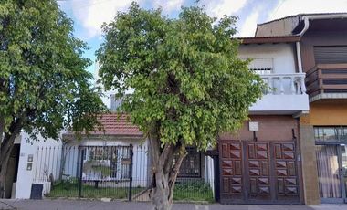 Casa en venta - 4 Dormitorios 4 Baños - Cochera - 320Mts2 - Lomas de Zamora