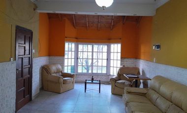 Casa en venta - 4 Dormitorios 4 Baños - Cochera - 320Mts2 - Lomas de Zamora