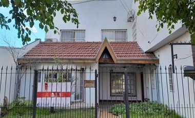 Casa en venta - 4 Dormitorios 4 Baños - Cochera - 320Mts2 - Lomas de Zamora