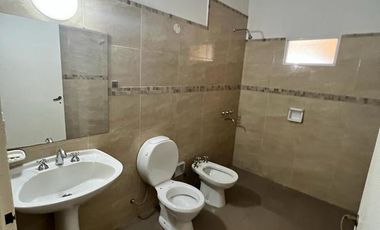 Casa de 3 Dormitorios Santa Cruz casi Av. Sarmiento