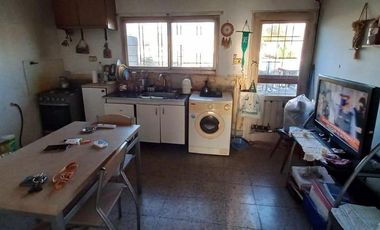 Propiedad con amplio lote en excelente ubicación