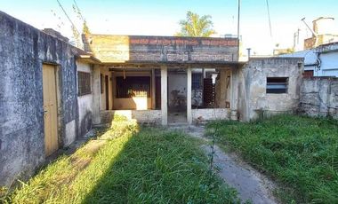 Propiedad con amplio lote en excelente ubicación
