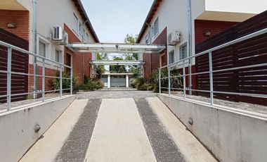 DUPLEX EN EXCELENTE ESTADO CON COCHERA CUBIERTA