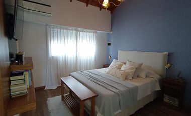 DUPLEX EN EXCELENTE ESTADO CON COCHERA CUBIERTA