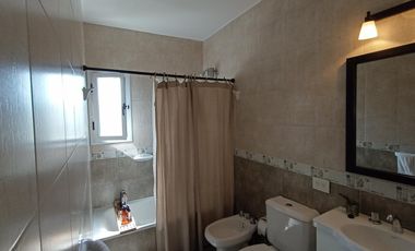 DUPLEX EN EXCELENTE ESTADO CON COCHERA CUBIERTA