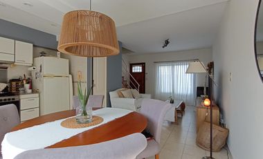 DUPLEX EN EXCELENTE ESTADO CON COCHERA CUBIERTA