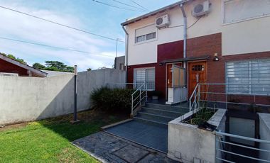DUPLEX EN EXCELENTE ESTADO CON COCHERA CUBIERTA