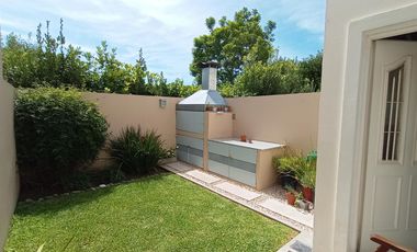 DUPLEX EN EXCELENTE ESTADO CON COCHERA CUBIERTA