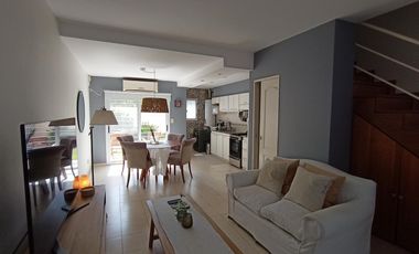 DUPLEX EN EXCELENTE ESTADO CON COCHERA CUBIERTA