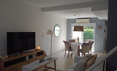 DUPLEX EN EXCELENTE ESTADO CON COCHERA CUBIERTA