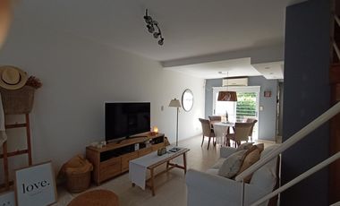 DUPLEX EN EXCELENTE ESTADO CON COCHERA CUBIERTA