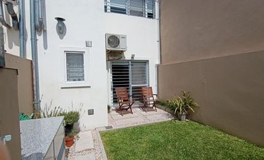 DUPLEX EN EXCELENTE ESTADO CON COCHERA CUBIERTA