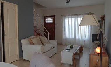 DUPLEX EN EXCELENTE ESTADO CON COCHERA CUBIERTA
