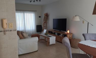 DUPLEX EN EXCELENTE ESTADO CON COCHERA CUBIERTA