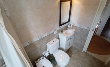 DUPLEX EN EXCELENTE ESTADO CON COCHERA CUBIERTA