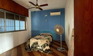 Casa en  venta con 3 viviendas de 4amb y 2amb, jardín y cochera - Wilde