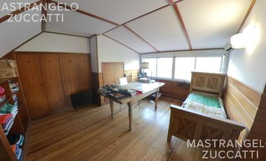 Casa de estilo desarrollada sobre doble lote en excelente zona residencial