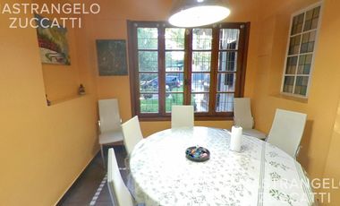 Casa de estilo desarrollada sobre doble lote en excelente zona residencial