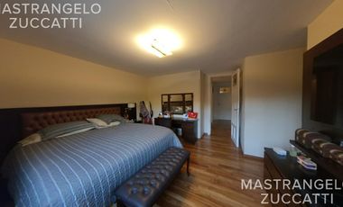 Casa de estilo desarrollada sobre doble lote en excelente zona residencial