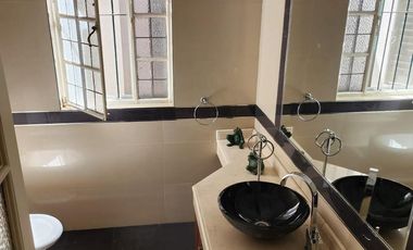 Casa de estilo desarrollada sobre doble lote en excelente zona residencial