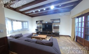 Casa de estilo desarrollada sobre doble lote en excelente zona residencial