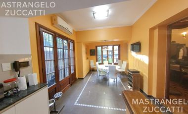 Casa de estilo desarrollada sobre doble lote en excelente zona residencial