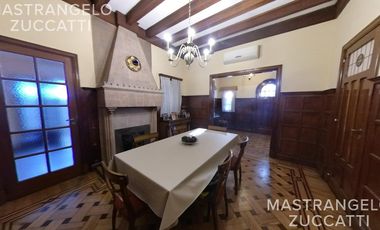 Casa de estilo desarrollada sobre doble lote en excelente zona residencial