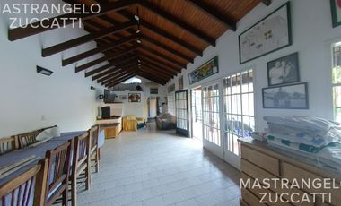 Casa de estilo desarrollada sobre doble lote en excelente zona residencial