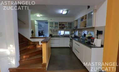 Casa de estilo desarrollada sobre doble lote en excelente zona residencial