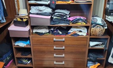 Casa de estilo desarrollada sobre doble lote en excelente zona residencial