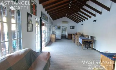Casa de estilo desarrollada sobre doble lote en excelente zona residencial