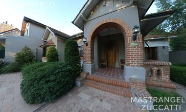 Casa de estilo desarrollada sobre doble lote en excelente zona residencial