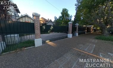 Casa de estilo desarrollada sobre doble lote en excelente zona residencial