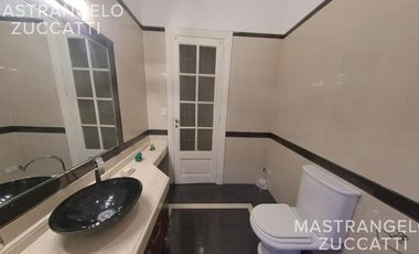 Casa de estilo desarrollada sobre doble lote en excelente zona residencial