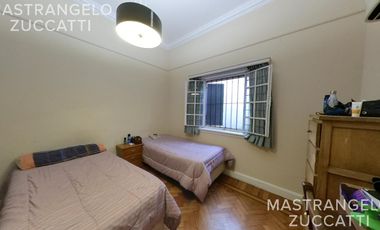 Casa de estilo desarrollada sobre doble lote en excelente zona residencial