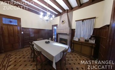 Casa de estilo desarrollada sobre doble lote en excelente zona residencial