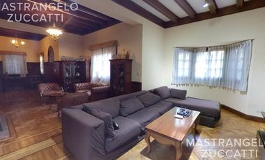 Casa de estilo desarrollada sobre doble lote en excelente zona residencial