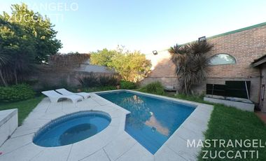 Casa de estilo desarrollada sobre doble lote en excelente zona residencial
