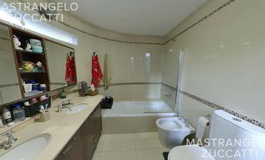 Casa de estilo desarrollada sobre doble lote en excelente zona residencial