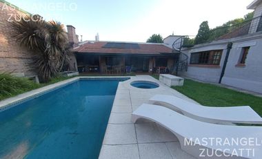 Casa de estilo desarrollada sobre doble lote en excelente zona residencial
