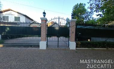 Casa de estilo desarrollada sobre doble lote en excelente zona residencial