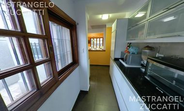 Casa de estilo desarrollada sobre doble lote en excelente zona residencial