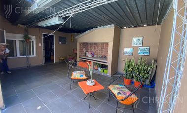 Casa en  venta. 3 Dormitorios + cochera + patio con pileta. Santo Tome