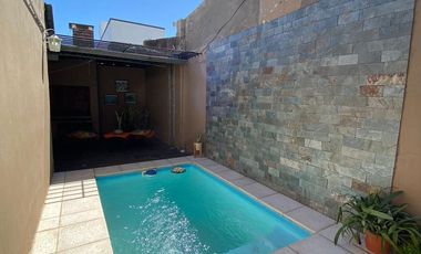 Casa en  venta. 3 Dormitorios + cochera + patio con pileta. Santo Tome