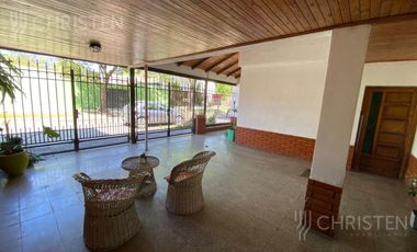 Casa en  venta. 3 Dormitorios + cochera + patio con pileta. Santo Tome