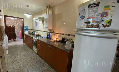 Casa en  venta. 3 Dormitorios + cochera + patio con pileta. Santo Tome