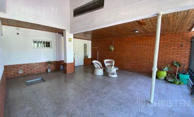 Casa en  venta. 3 Dormitorios + cochera + patio con pileta. Santo Tome