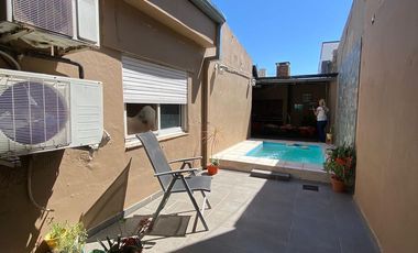 Casa en  venta. 3 Dormitorios + cochera + patio con pileta. Santo Tome